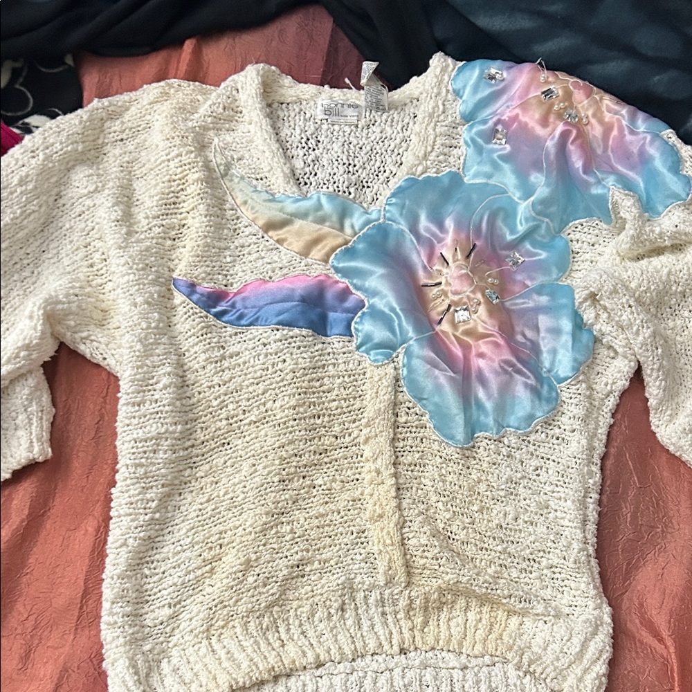Chic Cream‎ V-Neck Sweater with Floral Design